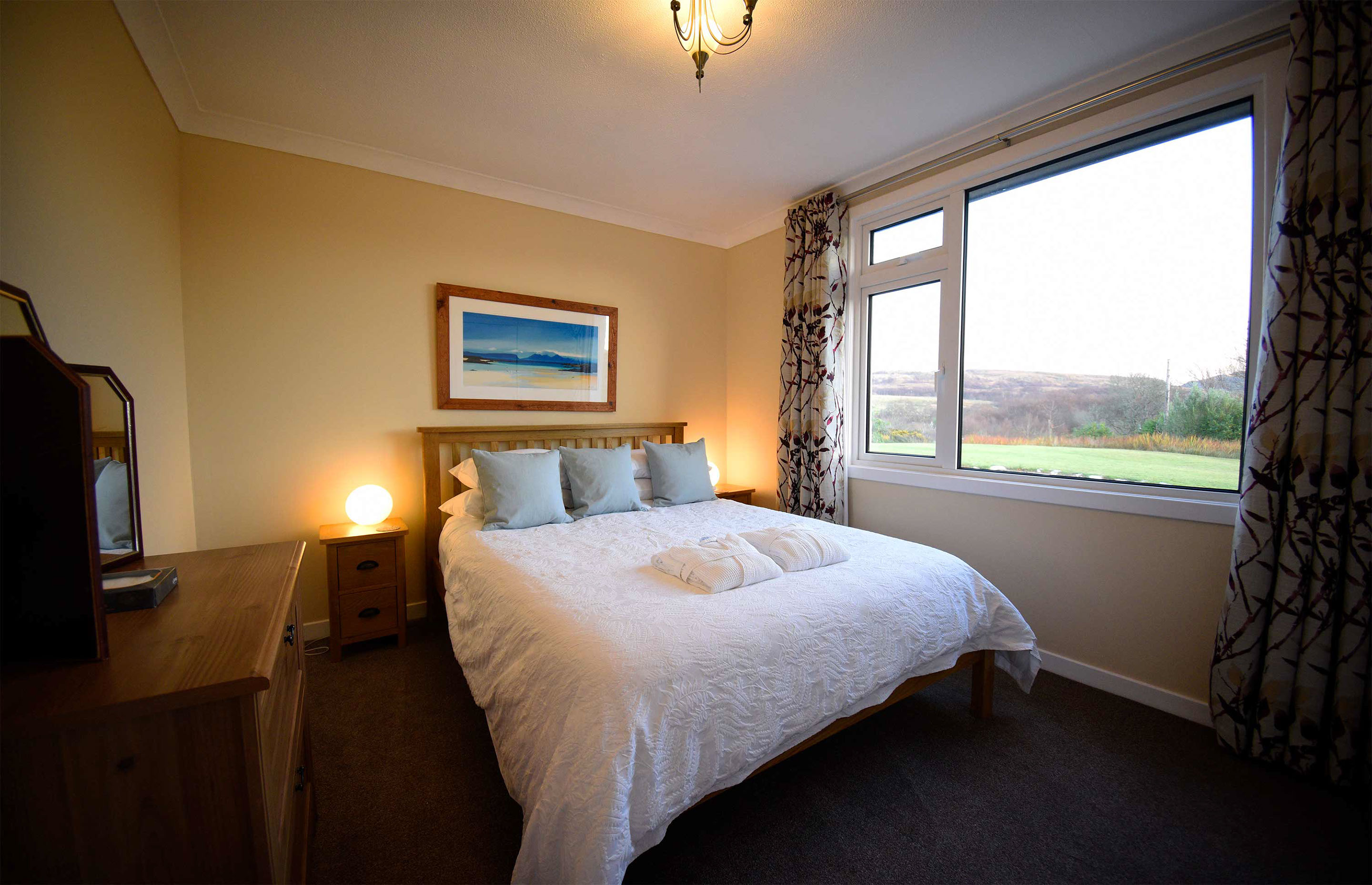 Kiltaraglen House contains comfortable king size beds with mountain views of Portree luxury apartment